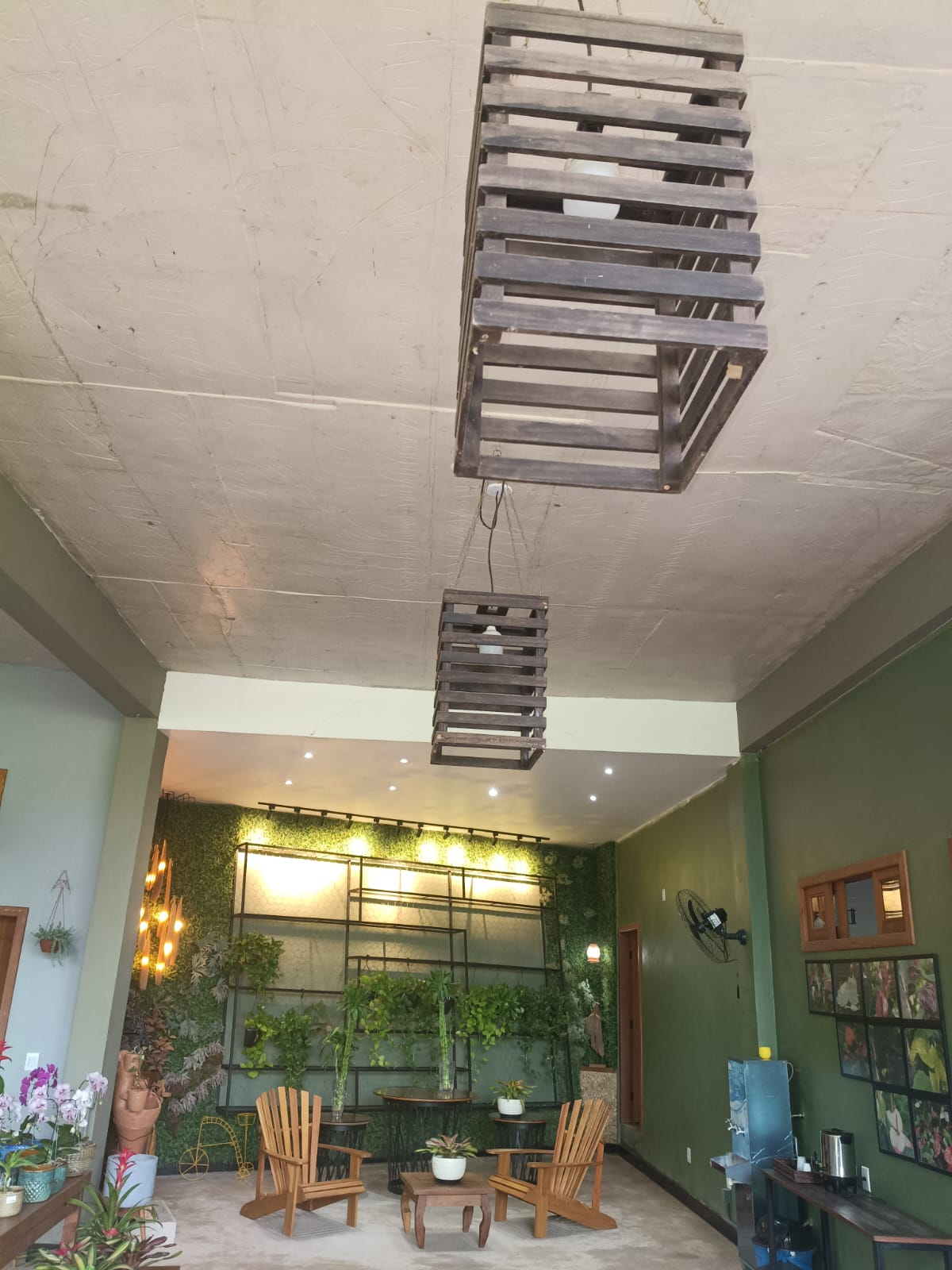 Ambiente de convivência com plantas no Horto Arte Verde